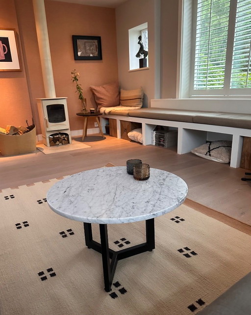 Table basse en marbre avec piètement en acier noir, 60 cm