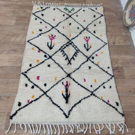 Image 1 of Wollen Azilal vloerkleed crème – ruiten en bloemmotieven handgeweven (173×110 cm)