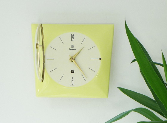 Image 1 of Orologio da cucina vintage JUNGHANS, orologio meccanico, orologio da parete, in ceramica, giallo, anni '50/'60, ATOMIC