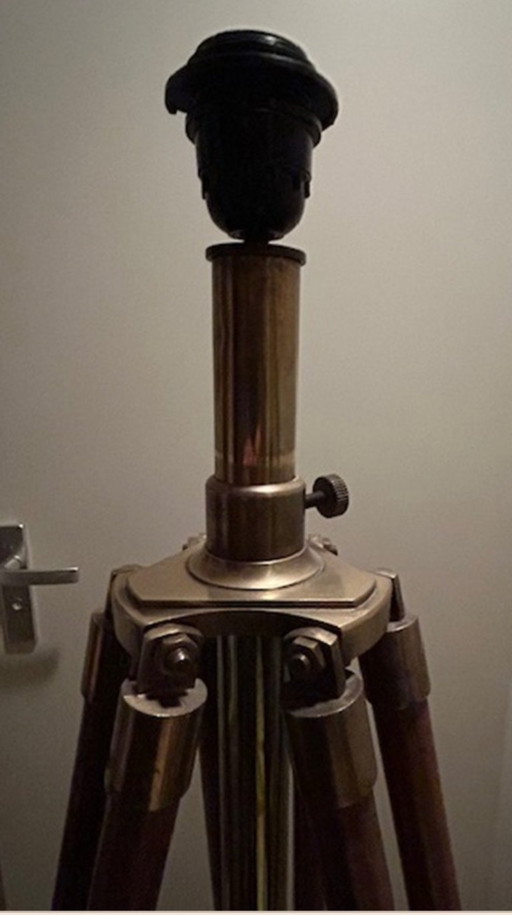 Lámpara de pie con trípode de madera