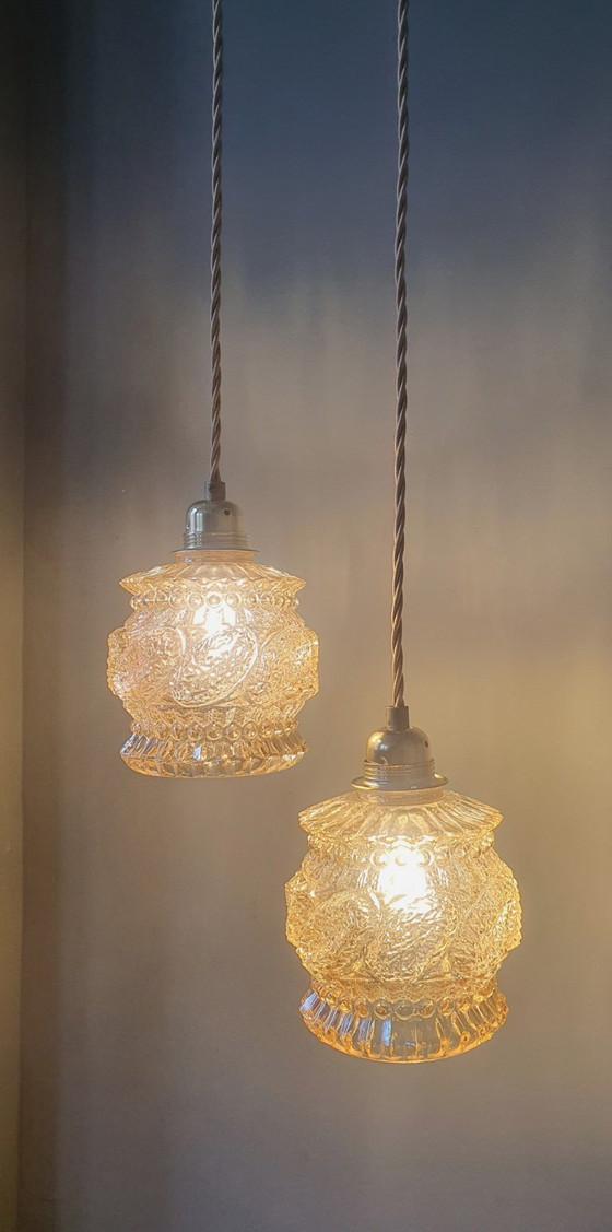 Image 1 of Set van 2 Vintage getextureerde rose / amber getinte hanglampen - midcentury design. 