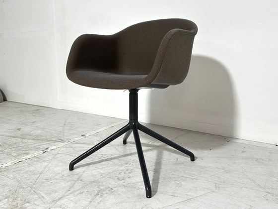 Muuto Fiber Armchair Taupe - Swivel Onderstel Zwart – Fauteuils, Textile (photo 3 of 8)
