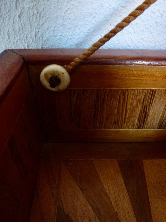 Image 1 of Una scatola di legno d'epoca con intarsi floreali