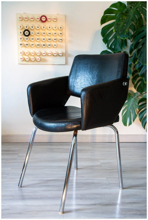Modernistische fauteuil uit de jaren 50-60, chroom en kunstleer.