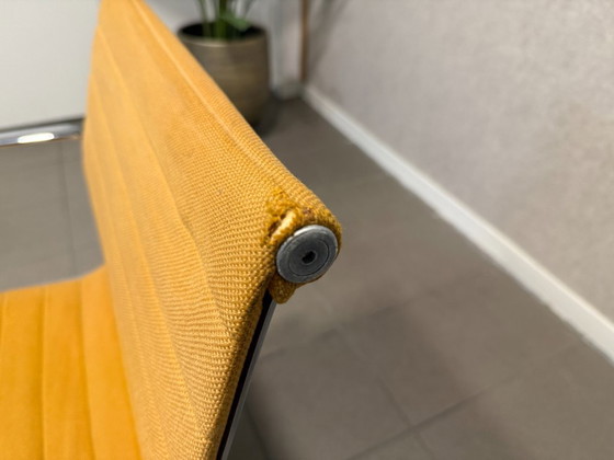 Vitra | Eames | EA107 | Hopsak Naranja | 2 unidades – Sillas de conferencia, Textil, Aluminio (photo 8 of 16)