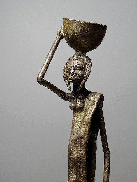 Image 1 of Statuette Africaine Bronze à la Cire Perdue Porteuse d'Eau Burkina Faso