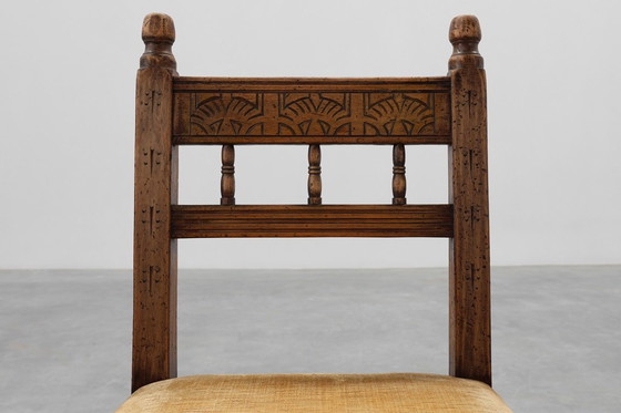 Image 1 of Sedia laterale spagnola in rovere intagliata a mano del XIX secolo con seduta in velluto