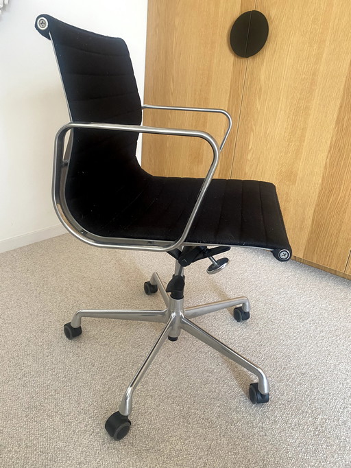 1x Vitra Eames EA 118