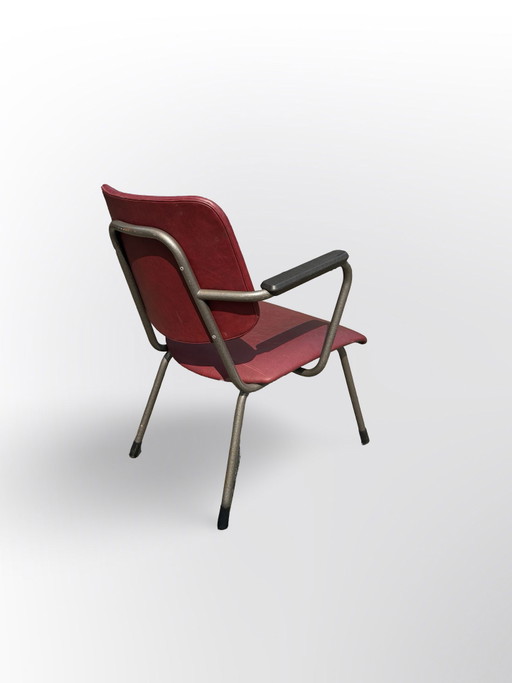 Bellissima poltrona Gispen R5 originale degli anni '60, struttura in metallo grigio e similpelle rosso bordeaux. 