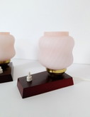 Vintage nachtlampjes uit het midden van de vorige eeuw (paar) / Retro roze glazen tafellampen met wervelpatroon / Slaapkamerdeco