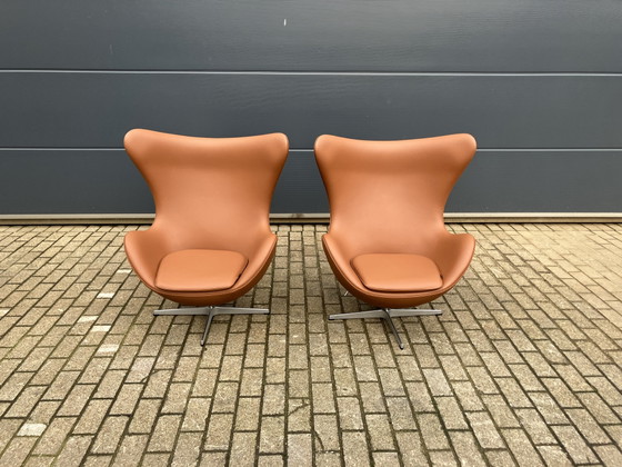 Image 1 of 2 sillas Egg de Fritz Hansen en piel color coñac, ¡en perfecto estado!