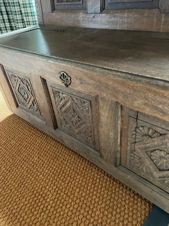 Image 1 of Banc d'église ancien avec sculptures sur bois et espace de rangement