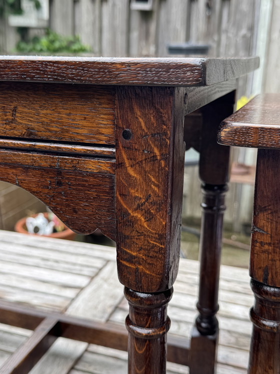 Image 1 of Tables gigognes anciennes en chêne | Style TITCHMARSH & GOODWIN | Chêne jacobéen | Années 1920