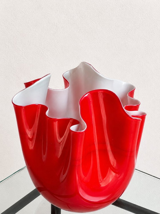 Image 1 of Grand vase Venini "Fazzoletto" en verre de Murano par Bianconi - Rosso Lattimo (2003)