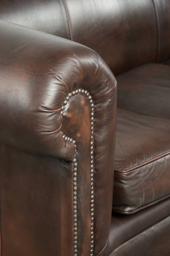 Lussuoso divano Chesterfield in morbida pelle bovina marrone, dal look inglese senza tempo. – Divani 2 posti (photo 14 of 16)
