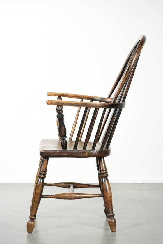 Image 1 of Elegante silla Windsor inglesa antigua de respaldo alto de principios del siglo XIX.