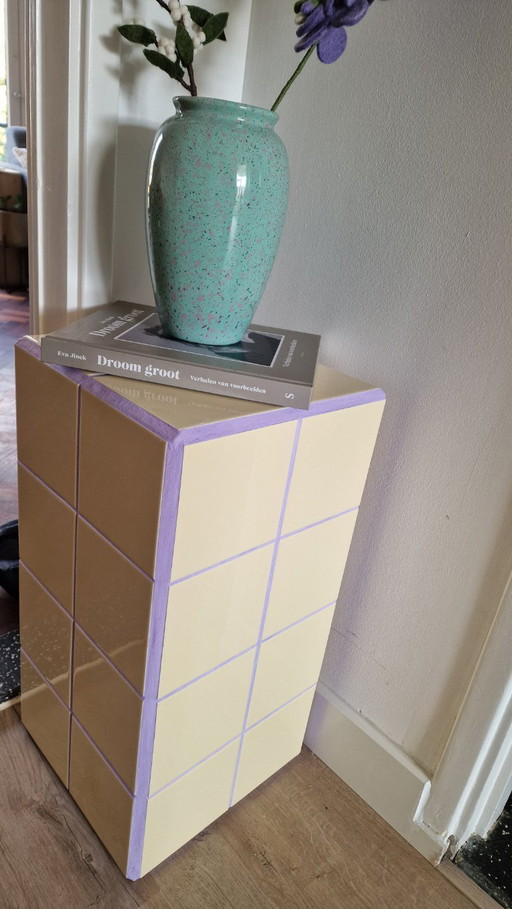 Table carrelée jaune amarillo avec joint lilas