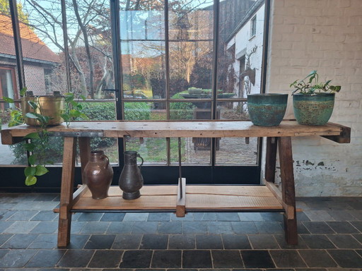 Mueble único, robusto y con carácter.