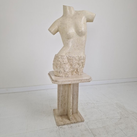 Image 1 of Torso femminile scultoreo contemporaneo realizzato con strati di pietra di Mactan recuperata, anni '80