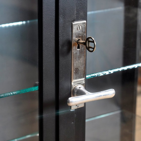 Image 1 of Medizinischer/Vitrinenschrank aus schwarzem Eisen, 1930er Jahre