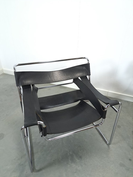 Image 1 of Réplica de la silla Wassily con cuero negro y cromo