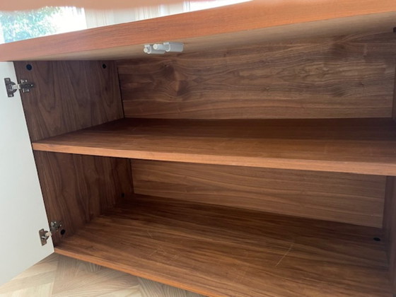 Moderne notenhouten kast – Dressoirs, Mdf (photo 5 of 6)