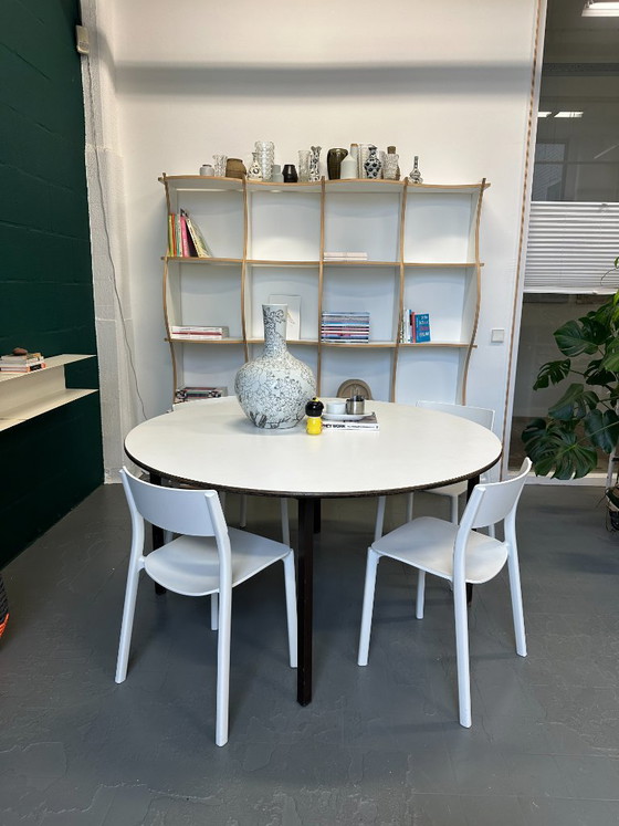 Minimalistische Eethoek / Vergaderset: Vintage Ronde Tafel (Ø 140 Cm) + 4x IKEA JANINGE Designstoelen (photo 2 of 6)