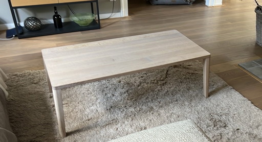 Der Gracefull Couchtisch von Bolia ist aus weiß pigmentierter Eiche gefertigt. 120/60 cm, Höhe 42 cm.