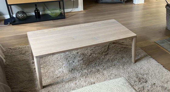 Image 1 of Il tavolino Gracefull di Bolia è realizzato in rovere pigmentato bianco. 120/60 cm, altezza 42 cm.