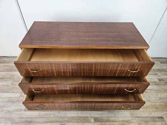 Image 1 of Commode des années 1950 recouverte de noyer avec poignées en laiton