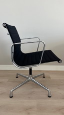 Vitra Eames EA 107, schwarzer Hopsak, Chrom