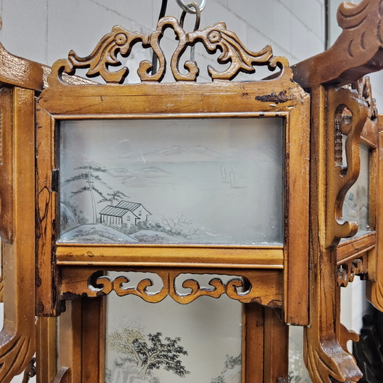 Image 1 of Lanterne/suspension chinoise vintage en bois avec panneaux de verre et scènes traditionnelles