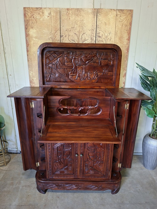 Antieke barmeubel, wiskeybar, wijncabinet met fraai handsnijwerk afm. 90x46cm en 107cm hoog.
