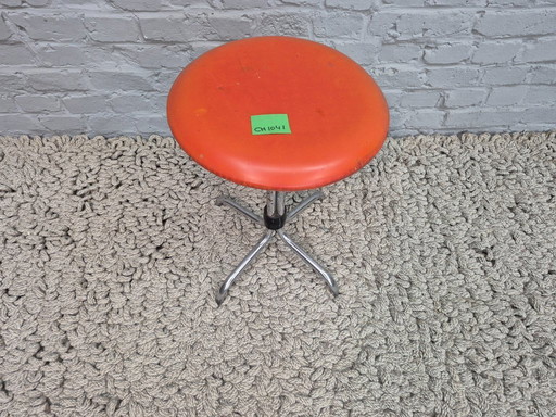 Sgabello basso da bar vintage singolo, in acciaio tubolare, similpelle arancione. Paesi Bassi, anni '60