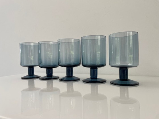 Image 1 of Juego de 5 copas escandinavas con tallo, de cristal ahumado azul.