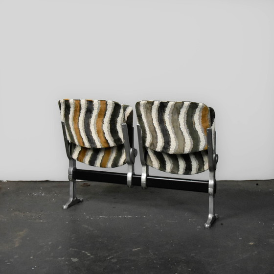 Image 1 of Bank im Warteraum