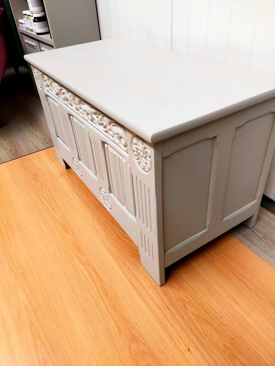 Image 1 of Coffre à couvertures vintage avec sculpture sur bois