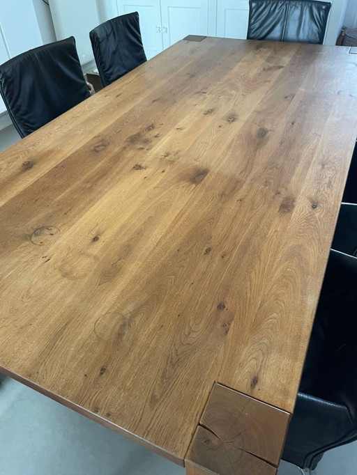 Moderner Esstisch aus massiver europäischer Eiche