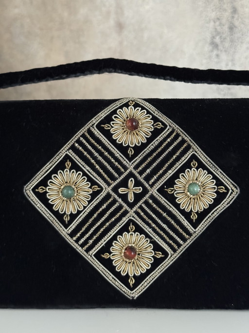 Fluwelen clutch met borduursels en steentjes, avondtasje met handvatten