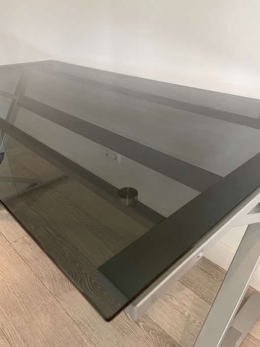 Design bureautafel van glas en metaal