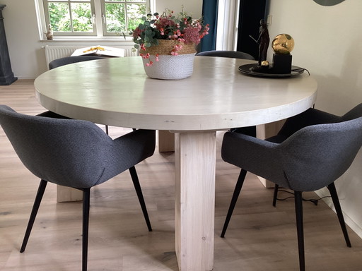 Robust round dining table