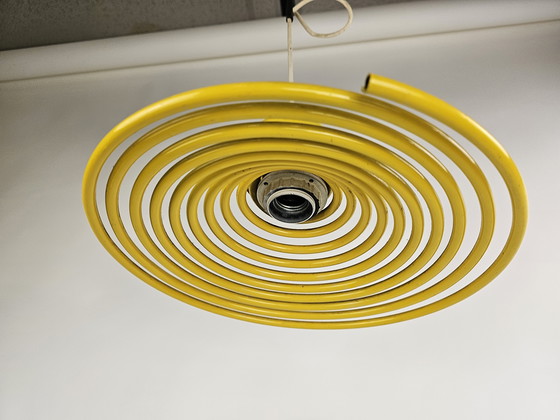 Image 1 of Suspension spirale pop art italienne en métal jaune
