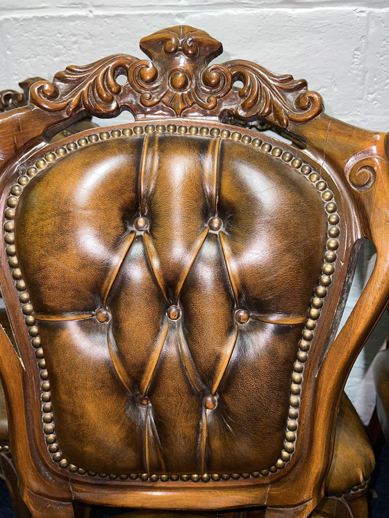 Image 1 of 6 Chesterfield-Esszimmerstühle aus barockem Leder
