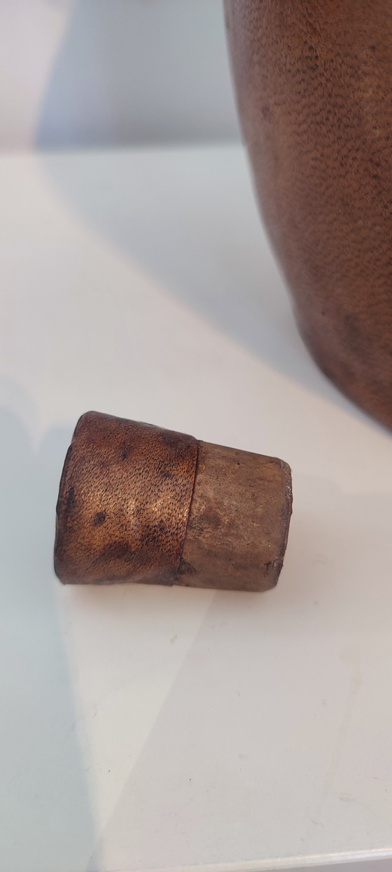 Image 1 of Gárgola , gran jarra de terracota recubierta de cuero