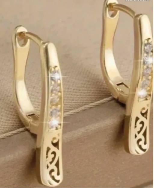 Elegante Creolen, 14-karätig vergoldet und mit Zirkonen verziert – cadeaus