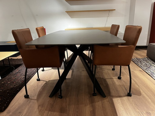 Tavolo da pranzo gigante della collezione DMO