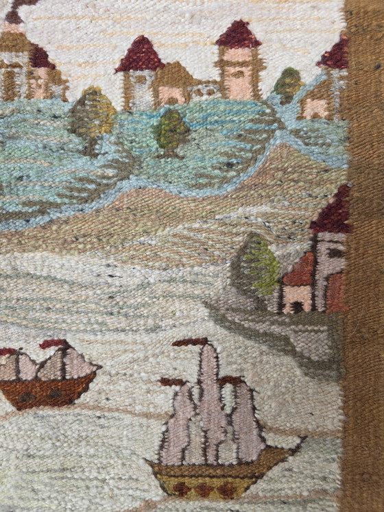 Image 1 of Tapisserie murale polonaise vintage tissée à la main représentant des villages et des bateaux