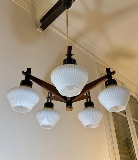 Image 1 of Lampadario italiano d'epoca in teak, ottone e vetro opalino