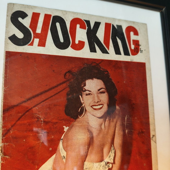 Image 1 of Originele ingelijste cover van een Belgisch pin-up magazine uit 1954 | Schokkend | Muurdecoratie uit het midden van de 20e eeuw