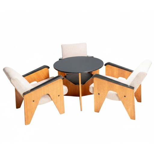 Tsjechische loungeset uit het midden van de 20e eeuw, bestaande uit A-vormige fauteuils en een tafel, jaren 50.